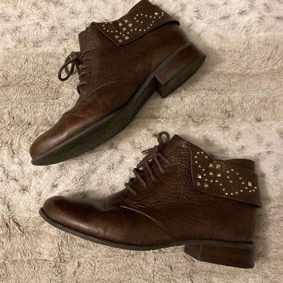 𝅺: : MIEZKO 90s Style Fold Over Ankle Boots with Gold Stud Detail : : - Picture 9 of 16